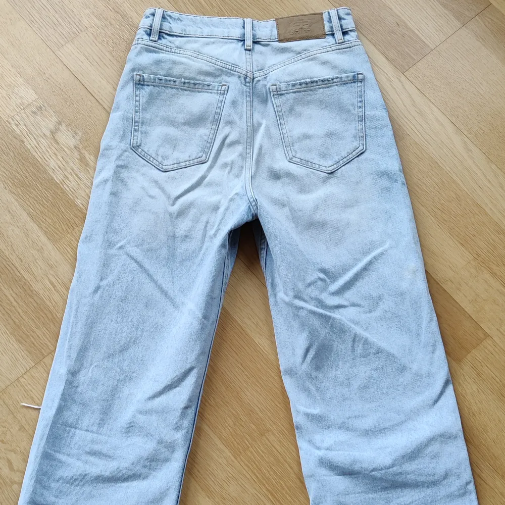Säljer mina jeans då de är för stora för mig. De är i storlek xs men är stora i storleken. Använda max 3 gånger 💗. Jeans & Byxor.
