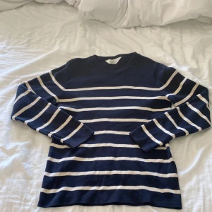 Hennes och Mauritz  - Jätte snygg tröja till sommaren storlek small inga defekter bra passform 