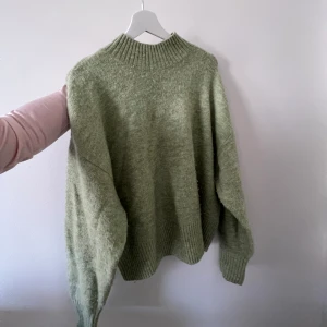 Ljusgrön tröja - Jättemysig och skön oversized tröja!💚Pris - 90kr+ frakt som tillkommer (nypris 350kr)  Modell - Oversized fit Storlek XS Märke - Monki  Skick - helt okej skick, inga slitningar, lite urtvättad! Ljus-mellangrön mix av färg!💚