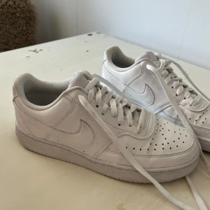 Nike sneakers  - Säljer mina vita Nike sneakers då dem aldrig kommer till användning❣️ Använda kanske 2/3 gånger så ny skick men lite smutsiga. Originalpris är 700kr