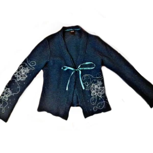 Blå blus🩵 - Fin blå blus i bra skick som knyts fraltill, och med mönster på sidan. Säljer för att den inte kommit till användning. Skriv för fler blider:)))