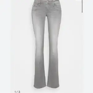 Superfina ltb jeans, har tyvärr några små defekter (hör av dig för bild) men inget man tänker på💕