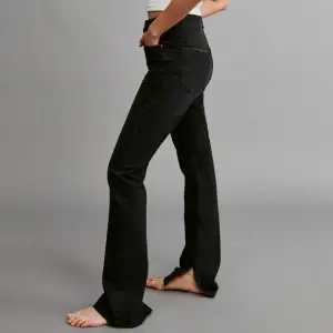 Utsålda svarta jeans med slits nertill från Gina Tricot med en bootcut liknande passform. Helt nya och oanvända, endast testade och nytvättade. Nypris 499kr. Långa på mig som är 168cm. Säljer då de inte kommer till användning. Tryck gärna på köp nu.