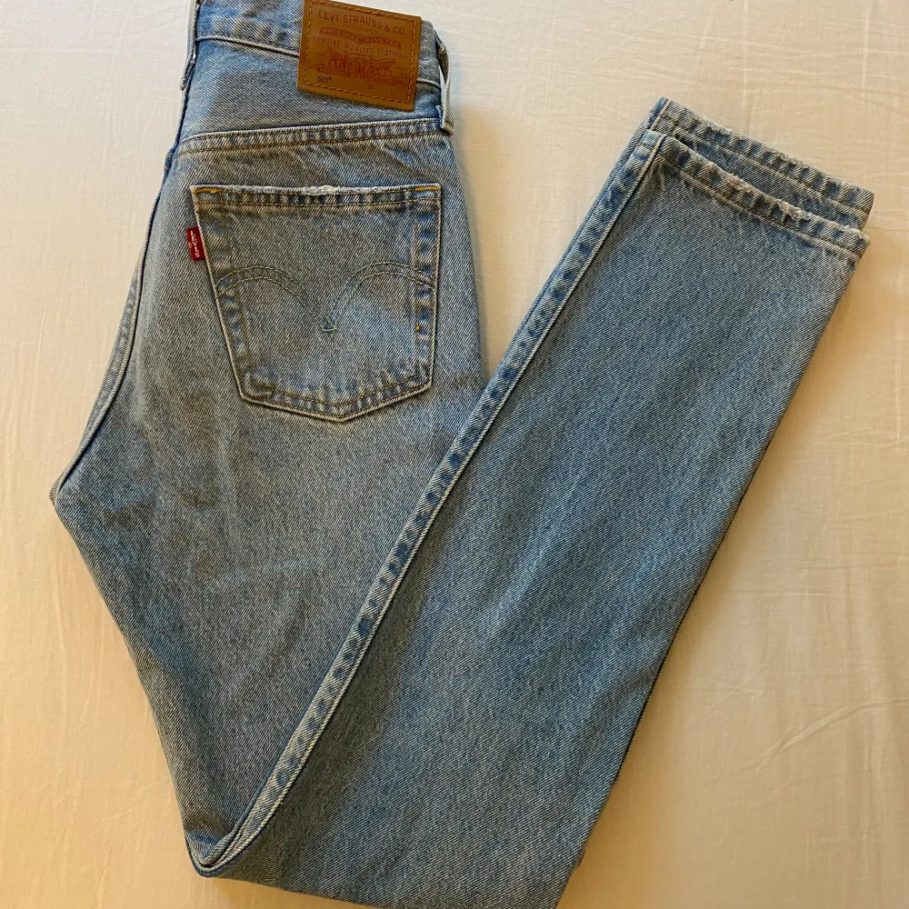 Första bilden är lånad! Ett par levi’s jeans i modellen 501 i superbra skick. Storlek 23x32. Farkut & Housut.