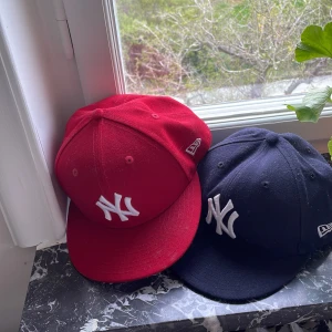 NY KEPSAR - 8/10 på den blåa. Lite använd.  9/10 bara testad 