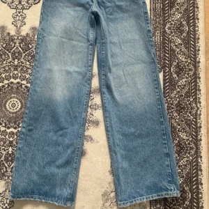 Jeans från Gina tricot  - Säljer snygga jeans från Gina, storlek XS/S. Normal midja, lös passform, inget stretchmaterial. Knappgylf, hällor för bälte, fickor fram och bak. Perfekt skick, bara provat en gång. Passar alla tillfällen ❤️Köpta för 400 men säljs för 200 eller mindre