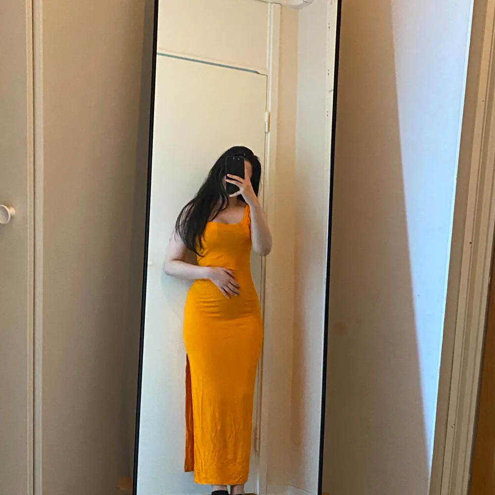 En så så så fin klänning som inte är använd nångång pågrund av att den är för stor på mig. Orange skulle passat perfekt inför sommaren eller på en resa. Klänningar.