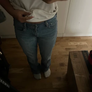 Lådmidjdade jeans  - Levis jeans !! Köpt på secondhand , jätte bra skick. Skriv privat för flera bilder 💓( är runt 156 ) lita långa på mig 