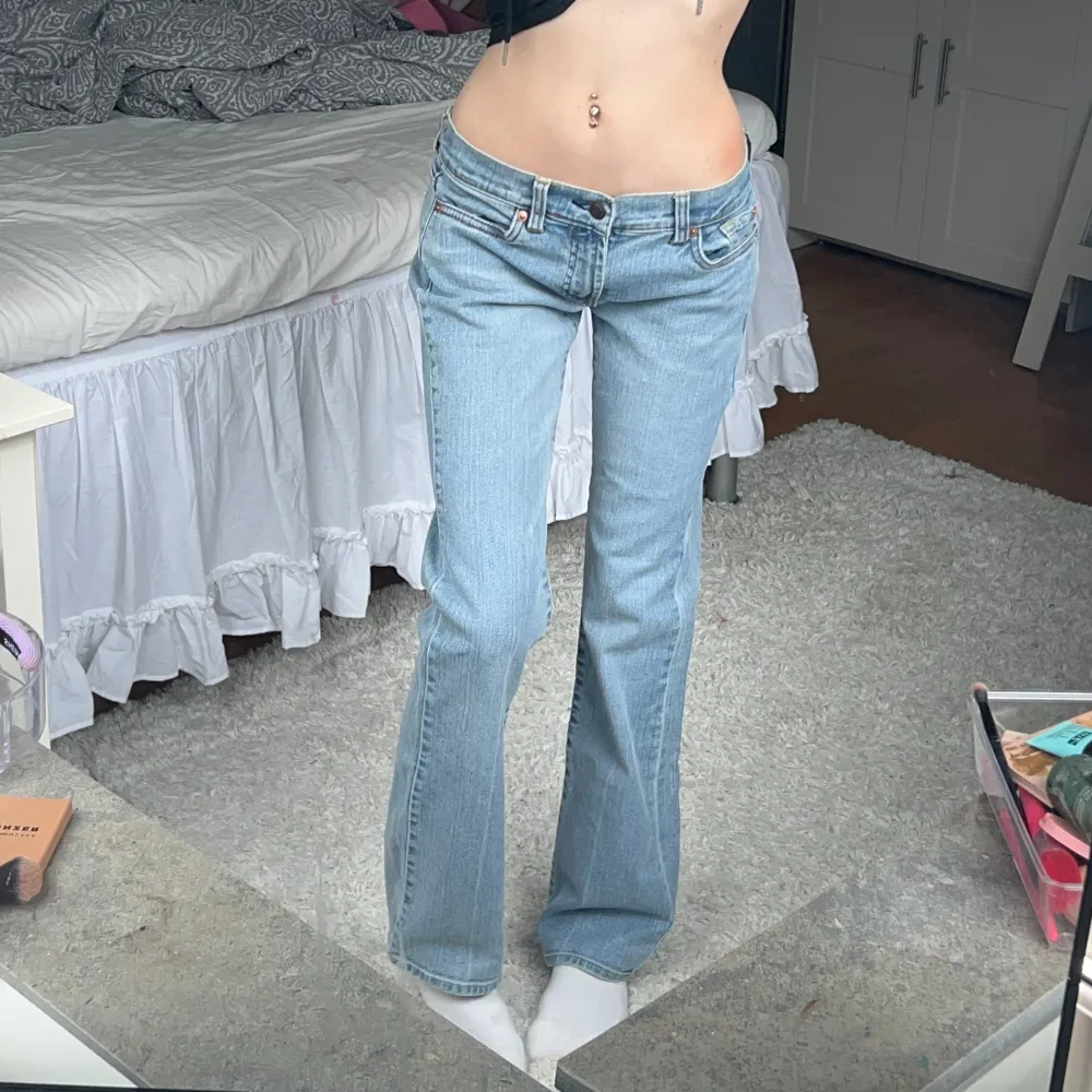 Så snygga Jeans i modellen ultra low Waist, innerbenslängd:78 midjemått:35 x2 (+ stretch)  köp sker via köp nu, jag postar inom 24h. Jeans & Byxor.
