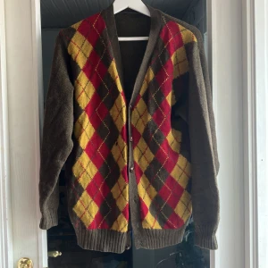 Kofta  - Stickad kofta i mörkgrönt. Använd fåtal gånger men köpt second hand så finns enstaka hål som går att se på bild 3. Oversized