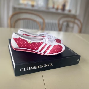 Röda adidas limited edition 2000s - Bra skick och endast använda ett fåtal gånger, adidas limited edition från 2000-talet i storlek 36, kan inte hitta namnet på skorna men de är äkta.