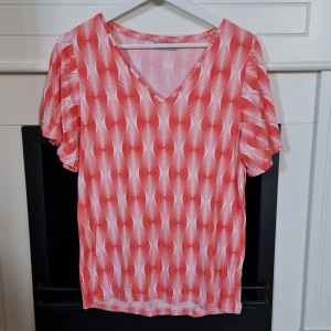 Topp vida ärmar Me&I strl S - Strl S Sommarfavorit! Skön luftig topp med vida ärmar, från Me&I. Lite ytludd. Mycket stretchig, passar även gravid. Viskos/elastan.