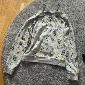 Mysig tröja - jätteskön tröja med tex avokado på i bra skick, i storlek S. Säljer för 69 kr
