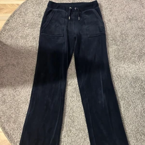 Juicy byxor  - Säljer dessa mörkblåa juicy couture byxor i stl XXS, passar xs,s oxå! Nypris 1200kr, säljer för ca 700-800kr! 💙