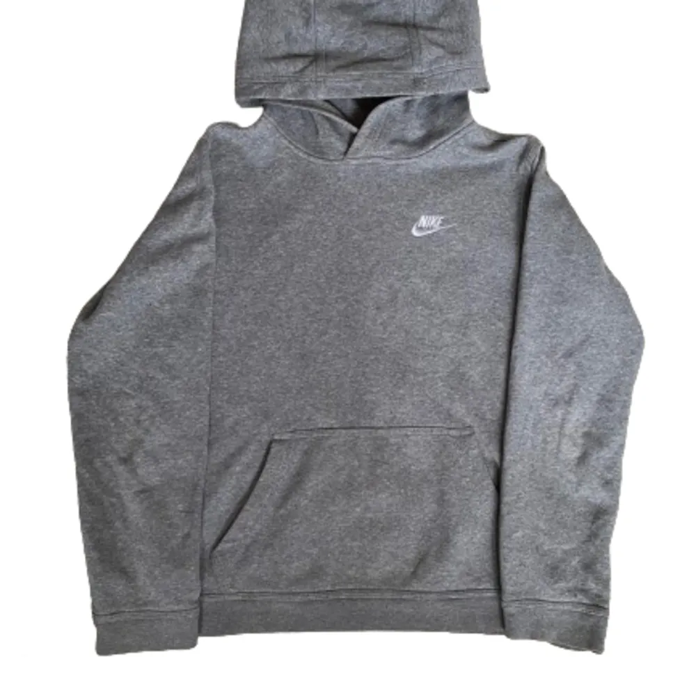 Säljer nu denna sköna hoodie av märket Nike | Skick : 10/10, haft den ganska länge men knappt använt den | Pris : Nypris : 700kr, mitt pris 199kr. Priset är inte hugget i sten | Om du har några frågor är det bara att höra av dig! ❤️. Hoodies.