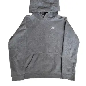 Säljer nu denna sköna hoodie av märket Nike | Skick : 10/10, haft den ganska länge men knappt använt den | Pris : Nypris : 700kr, mitt pris 399kr. Priset är inte hugget i sten | Om du har några frågor är det bara att höra av dig! ❤️