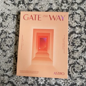 KPOP ALBUM ASTRO - Säljer denna album från ASTRO!! Allt är i bra skick. Albumet inkluderar allt (photcards, posters, m.m). 