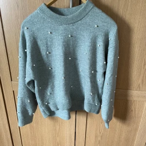 Tröja  - Turkosblått tröja från hm med kulor som detaljer, använd få tal gånger❤️