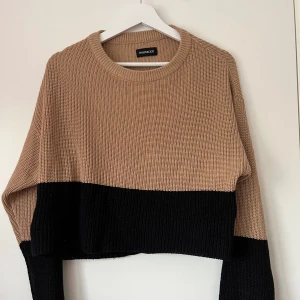 Stickad tröja - Stickad tröja, lite åt de croppade hållet. Är Lopes i passformen, passar s/m. Köparen står för frakten. Säljer för 70kr