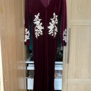 Klänning  - En lång röd klänning med slits i benet, når ner hela vägen till fötterna. Använd 1 gång  ❤️