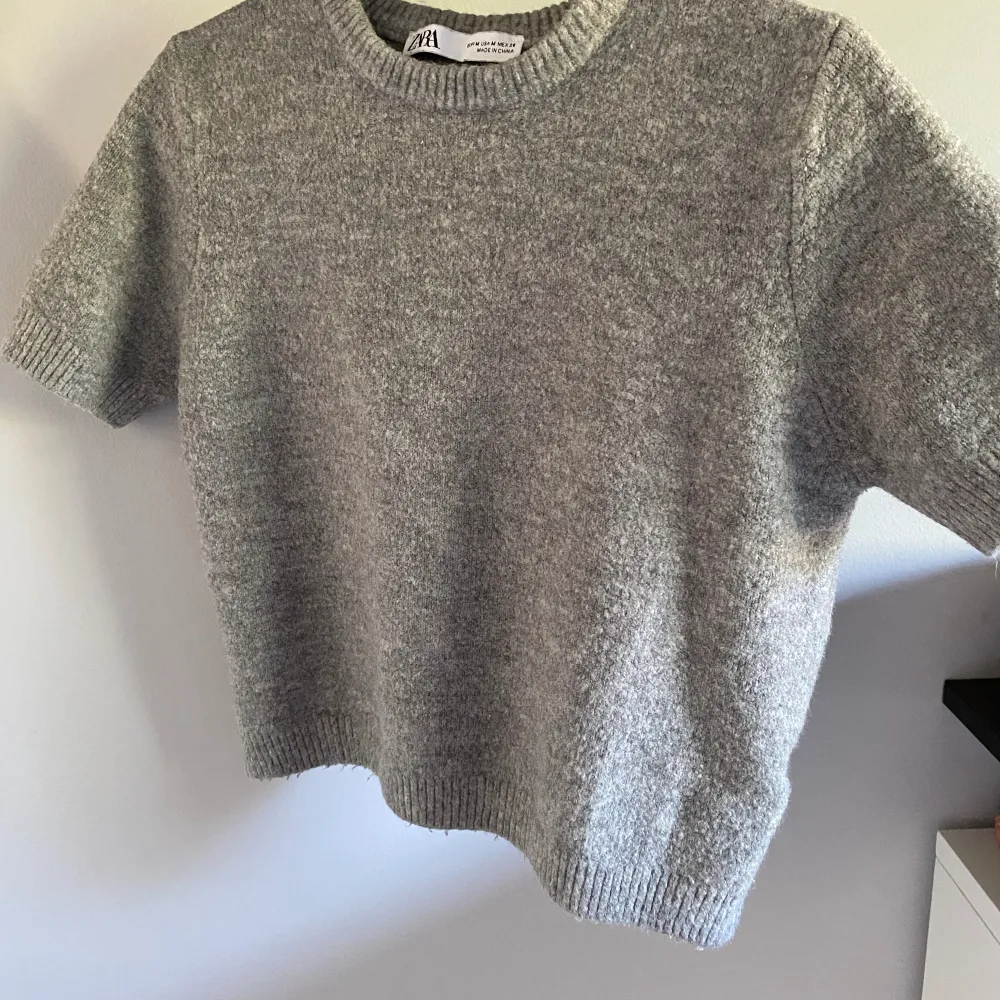 Stickad tröja med kort ärm från Zara Stolek M men ganska liten i storleken skulle säga att den är mer som en Xs/S Fint skick endast använd några gånger🥰. Tröjor & Koftor.