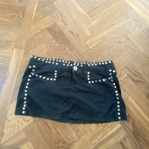 Jeans kjol - Jätte snygg jeans kjol med nitar som tyvärr inte kommer till användning. Kan diskutera pris❤️