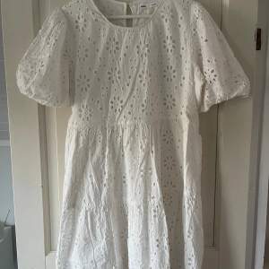 Jättefin vit klänning från Sinsay!  Strl Xl men är mer som en M/L. 85 cm lång (från axlar)