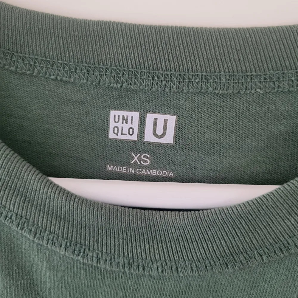 Grön nästan oanvänd t-shirt från uniqlo. Tjockare material på tröjan. Storlek xs på män. Sitter som en M.. T-shirts.