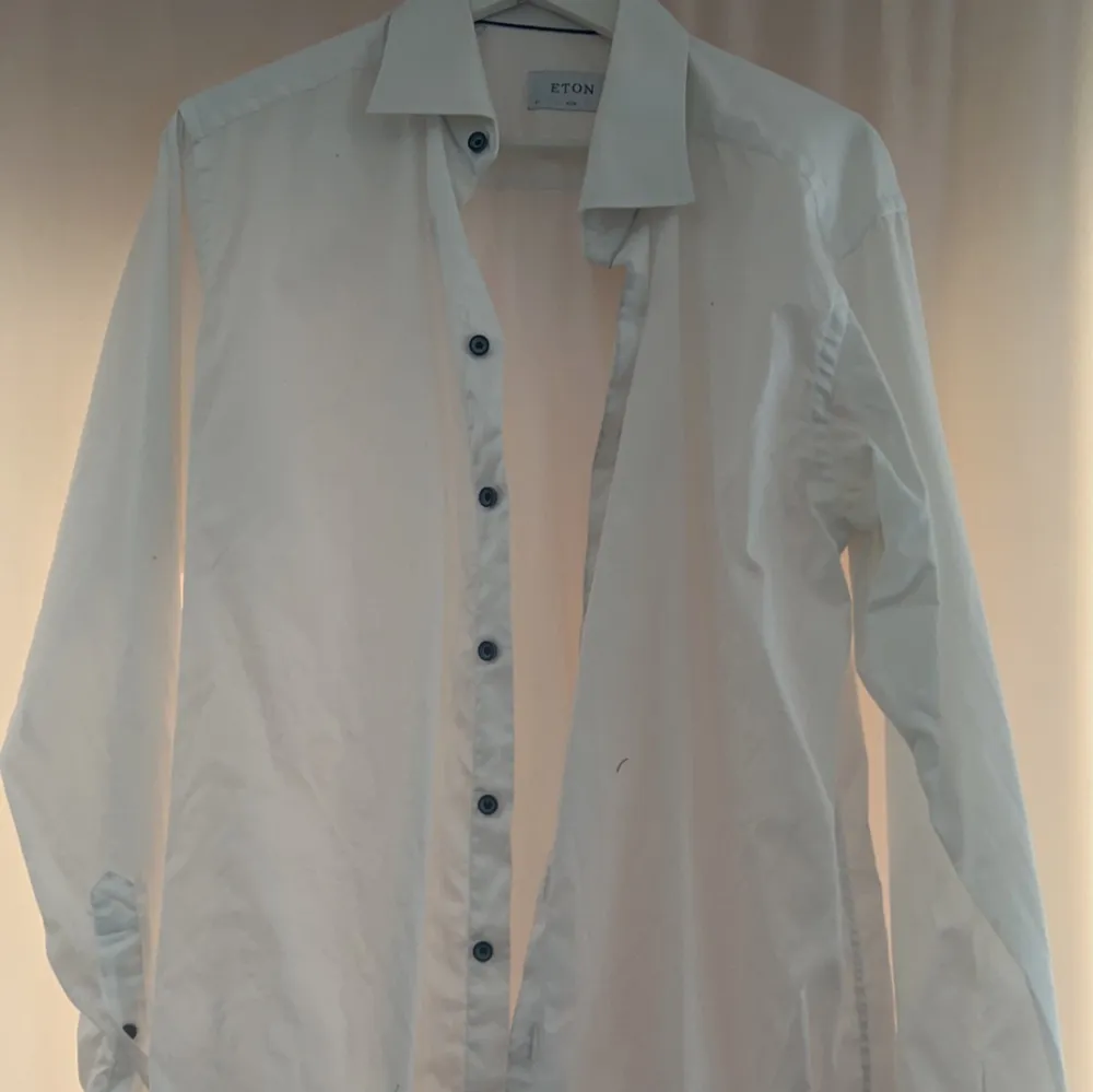 Fin vit skjorta från Eton, unga fläckar bra skick . Skjortor.