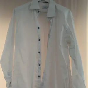 Fin vit skjorta från Eton, unga fläckar bra skick 