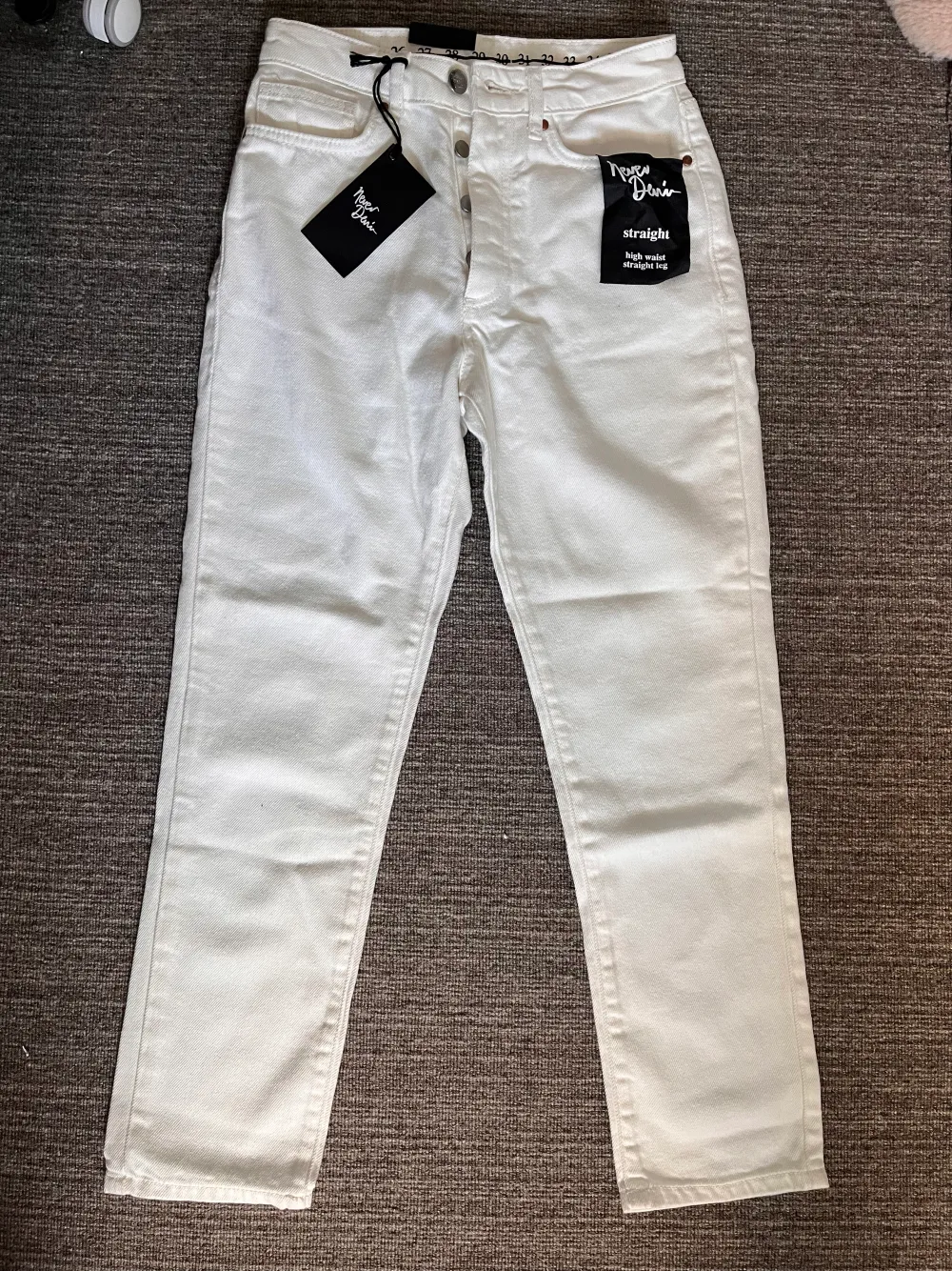 Straight leg high waisted white jeans in perfectly new condition with tags. Size: waist 25. Price can be discussed.. Jeans & Byxor.