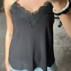 Linne med spets  - Jätte sött linne med spets perfekt till sommaren. 💖