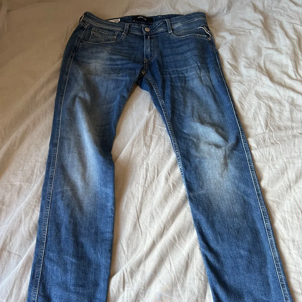 Skick 10/10 knappast andvända. Riktigt feta jeans för sommaren köpta för 1900 säljer för 600. Jeans & Byxor.