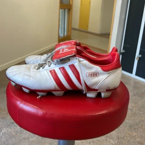 adidas 7406 football boots - Från 2006. Allt förutom tredje bilden på sprickan är som det ska! 