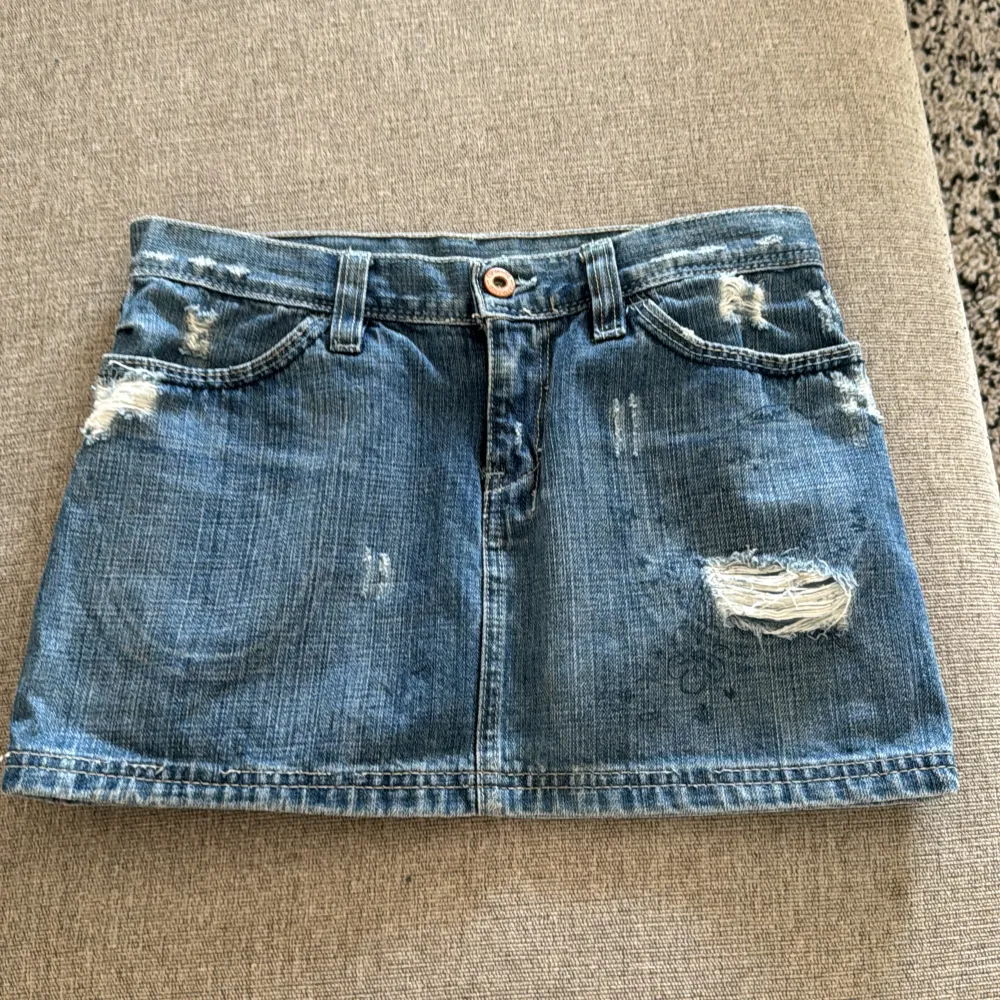 Snygg jeanskjol med slitningar och detaljer, storlek S men passar även XS. Jättefint skick. Skriv om ni har fler frågor eller vill ha mått❤️. Kjolar.