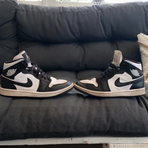 Jordans 1 mid - Säljer nu mina skitsnygga Jordan 1 mid. De är sparsamt använda och i fint skick. Bara att skriva vid frågor eller om det skulle önskas fler bilder🥰 