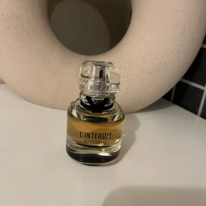 Parfym - Fin parfym (   EDP ) från Givenchy , 35 ml. Köptes på Åhléns för 1035kr 