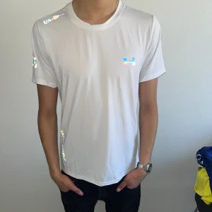 Vit under armour T- Shirt - Helt ny T shirt från Under armour, 10/10 skick,(  vid frågor eller något annat hör av dig )