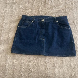 Denim kjol - Handgjord denim kjol i storlek 40. Skriv vid flera funderingar eller bilder!
