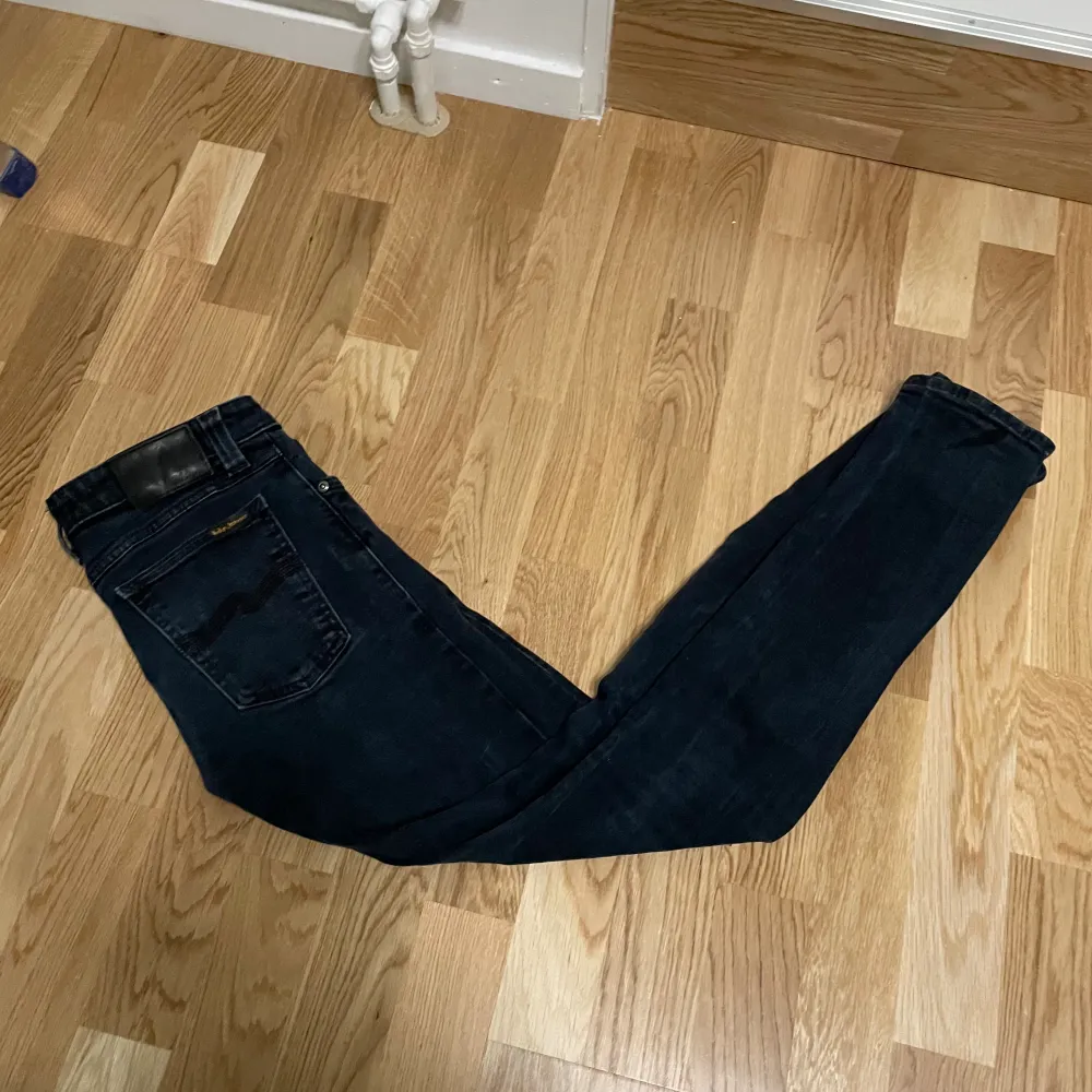Hej, nu säljer jag ett par feta nudie jeans i mörkblå färg för ett bra pris. Säljer för de var för små, skriv vid minsta lila intresse👌. Jeans & Byxor.