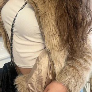 Pälsjacka  - fin  fusk Pälsjacka, för liten för mig  köpt utomlands passar en XXS