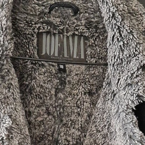 Fluffig läderjacka - Fin Jofama suede läderjacka som går att styla på olika sätt. 