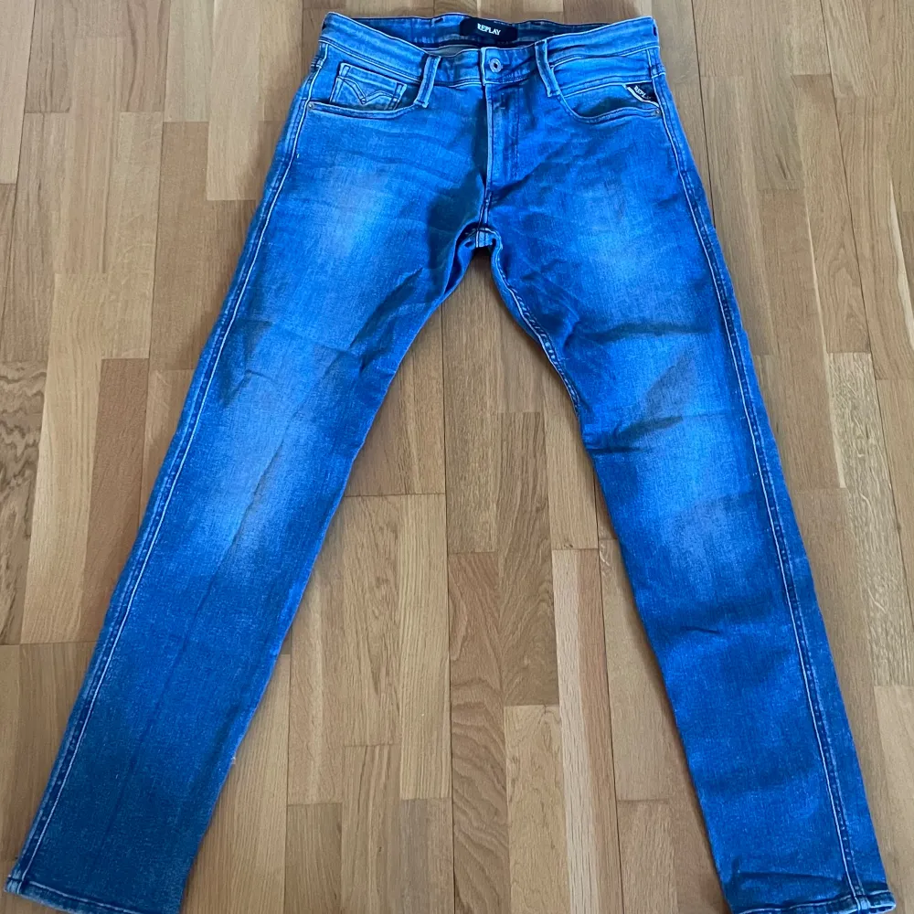 Säljer ett par Replay anbass hyperflex jeans. Skick 10/10. Sitter perfekt på en som har W30-31 L30-32. Priset är inte hugget i sten.. Jeans & Byxor.