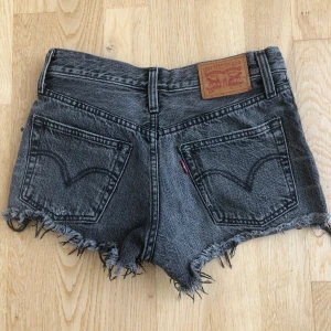 levi’s shorts - supersnygga jeansshorts i bra skick, inga defekter. Köpte på en loppis marknad men dem passade inte när jag kom hem, skriv för mått och fler bilder m.m💕💕💕 jag tar också emot pris förslag