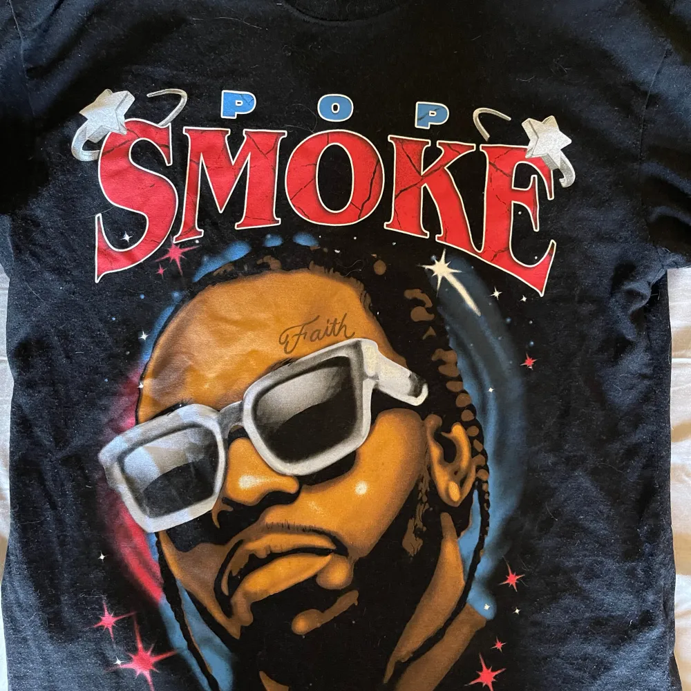 Snygg Pop smoke t-shirt, väl använt men utan defekter. Sitter ganska oversized. . T-shirts.