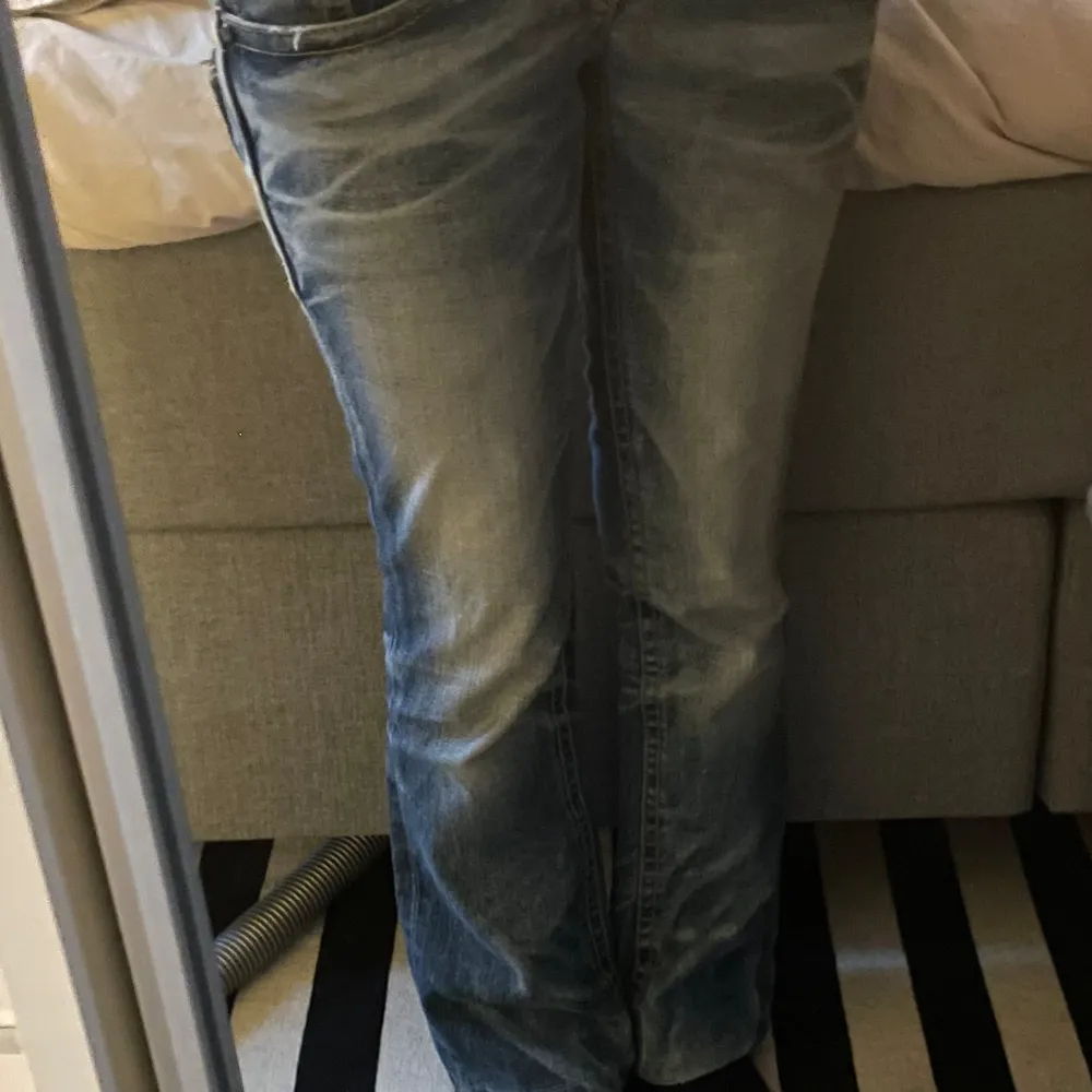 Supersnygga low-waist bootcut jeans från lolita jeans! De är välanvända men i fint skick. Det finns dock ett litet hål på rumpan. Jag på bilden är 163 cm lång och längden är lagom för mig, däremot är dem för tajta för mig (anledningen att de säljs). Jeans & Byxor.
