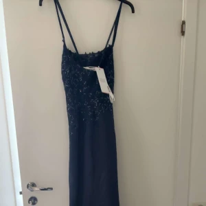 balklänning - säljer min balklänning pågrund av att den är för liten, jättefin annars och aldrig använd. Alla lappar är kvar, nypris 2042kr men pris kan diskuteras 