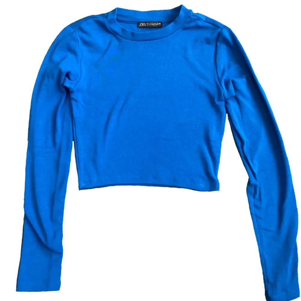 Blå topp från Zara, använd endast en gång, köpt för ungefär ett år sen, säljs på grund av att jag inte använder den. 💗💗. Toppar.