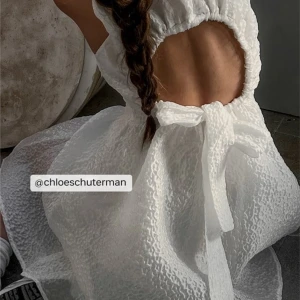 Klänning med öppen rygg och rosettdetalj - Använd i några timmar. Studentklänning för dig?🥰