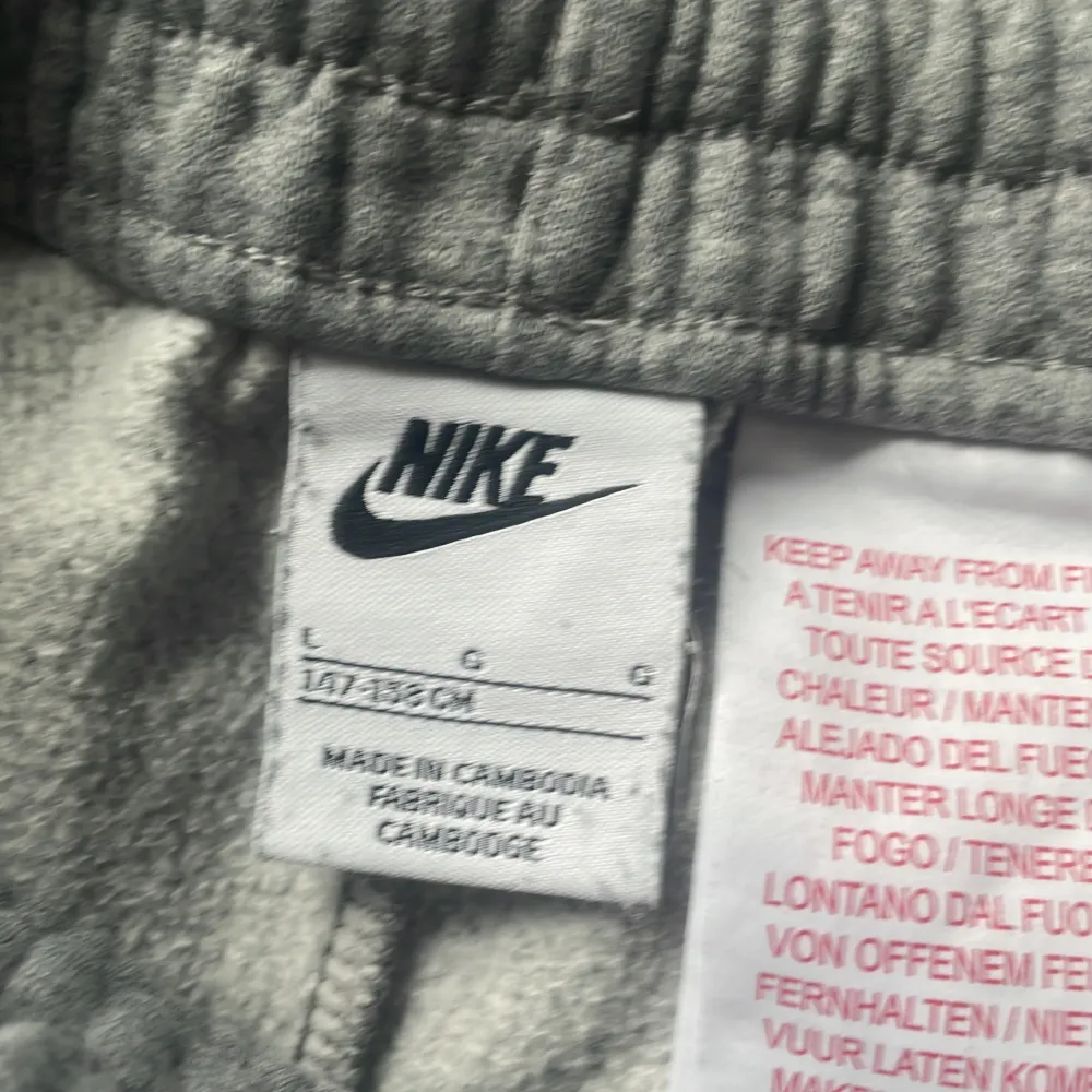 Säljer ett par Nike byxor, använder inte dessa. Skick= 8/10. Orginal pris är 499 kr. Kontakta för minsta lilla fråga. Pris kan diskuteras . Jeans & Byxor.